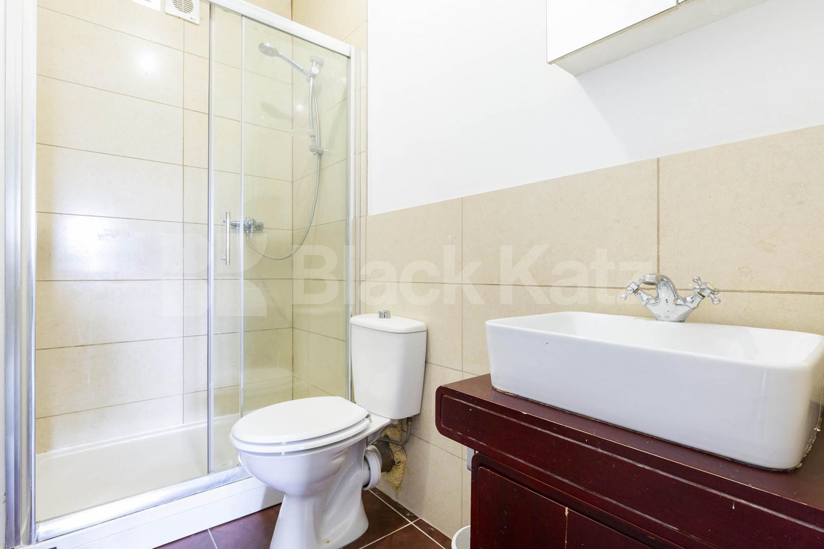 Two double bedrooms spacious lounge located within minutes from Ladbroke Grove Ladbroke Grove, Ladbroke Grove 